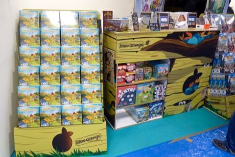 On change d'allée et on arrive chez Blue Orange avec un présentoir de boîtes de Kingdomino lui aussi nominé aux As d'Or.