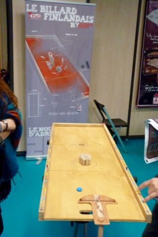 Juste en face c'est le retour de Ferti à Cannes ! Et le billard finlandais (un Molkky sur table avec une arbalète)...