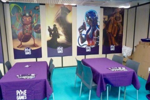 Beau stand pour une première avec des belles affiches et plein de tables...