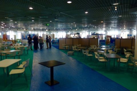 On monte à l'étage pour faire un tour sur l'immense espace famille encore agrandit cette année... Y'a encore du boulot jusqu'à demain matin !