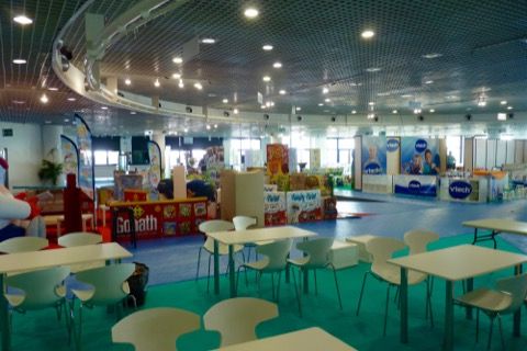 Ah tiens je reconnais cet espace... C'est là où avait lieu le off les années précédentes. Belle luminosité et quelle vue sur la mer !!!