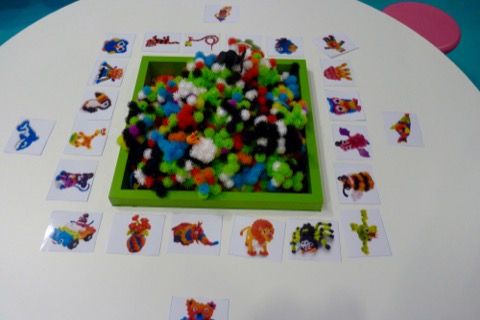 Ça s'accroche, c'est plein de couleur, ça picote sous les doigts ?