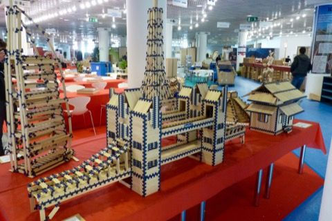 La Tower Bridge version Tomtect... c'est grand mais pas autant que la vraie à Londres où il y a 3 jours je marchais encore sur une verrière à 50 mètres du sol !!!