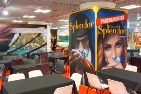 Retour chez les Space Cowboys où le stand prend forme.