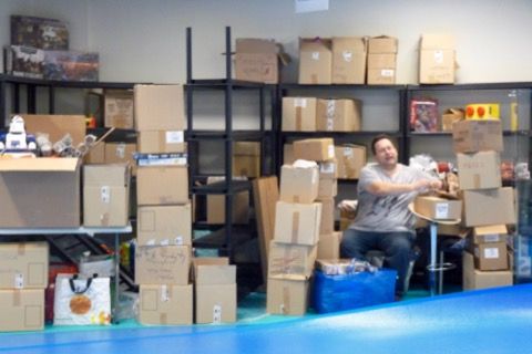 "A vous de jouer" coincé dans son stand par l'installation de la moquette bleue ... Alexandre faut s'y mettre je crois !