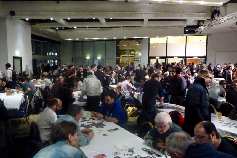 On se lève, on tourne la tête et là on découvre une salle pleine à craquer. Ça va être difficile pour se trouver une autre table...
