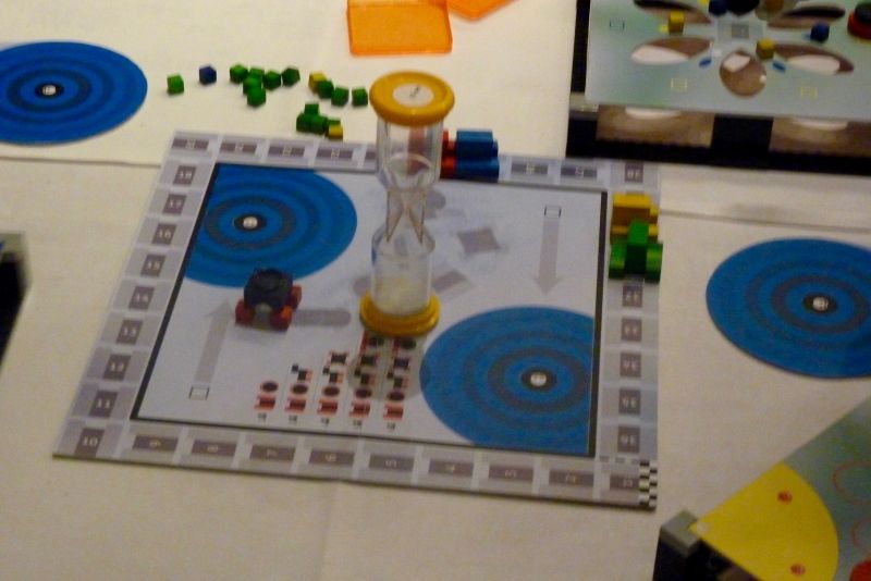 Y'a bien sûr un sablier de 15s qui se déclenche dès que le premier joueur a fini !