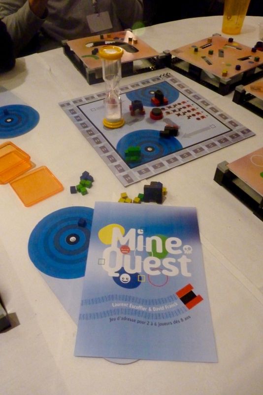 Je reconnais Laurent Escoffier pas très loin qui présente Mine Qu'est un proto réalisé à 4 mains avec son compère David Franck (Loony Quest). Sélection Proto Lab