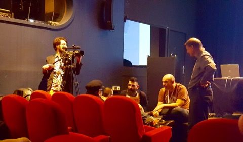 L'équipe Tric Trac se prépare à filmer une conférence dans une salle du palais.