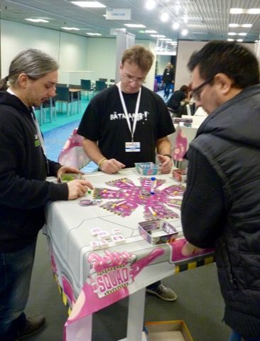 Petites explications de règles entre animateurs de chez Libellud avec Nicolas Sato en tête.