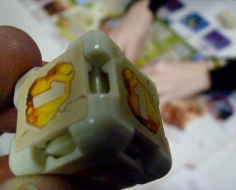 Et le fameux dé interchangeable (au revoir Légo)