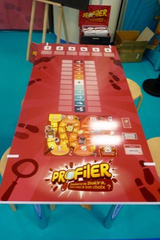 Une planche/table spéciale pour jouer à Profiler.