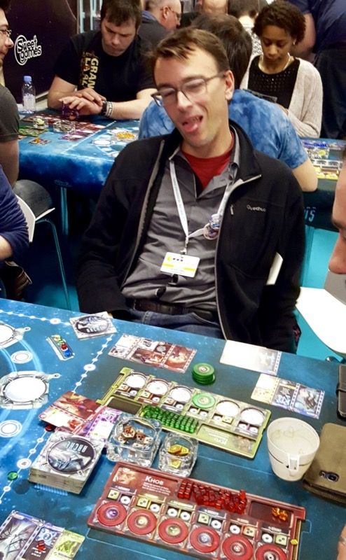 Retour sur le salon... On retrouve Nico au bout de sa vie sur la fin de Seeders !!! 2 cachets de Doliprane passés sous la table ne seront pas de trop pour qu'il finisse la partie debout...