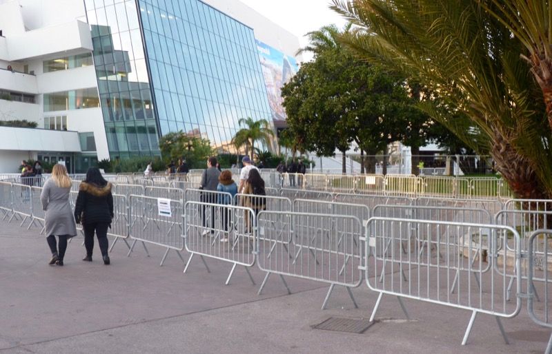 Trois heures avant l'ouverture officielle du salon, les mesures de sécurité sont déjà bien en place.