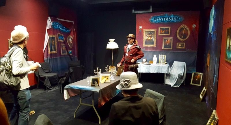 Les 6 joueurs de la première session du matin, dont je fais partie, s'installent dans la pièce (à gauche Nico le Jedi et assise Dame Pauline la ludovoxienne mais néanmoins amie !)