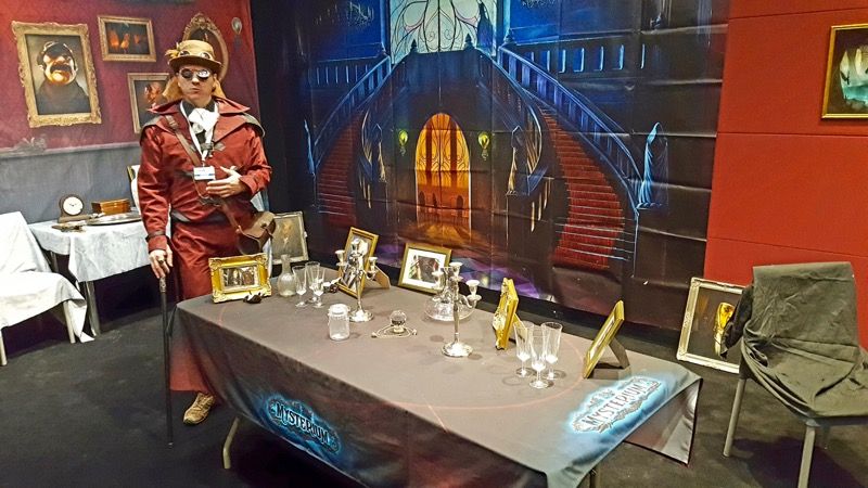 Notre hôte nous accueille dans le salon du manoir.