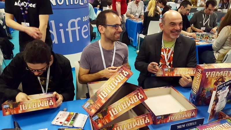 Marc Paquien, ravi de se retrouver en train de dédicacer son premier jeu édité, accompagné à gauche de l'illustrateur Jérémy Fleury et à droite un certain Bruno Cathala.