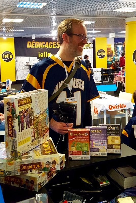Je repars dans le salon à la recherche de la Team Jedisjeux et je croise Eric Martin de BGG. Caméra à la main, il semble prendre du plaisir à participer à son premier festival des jeux.