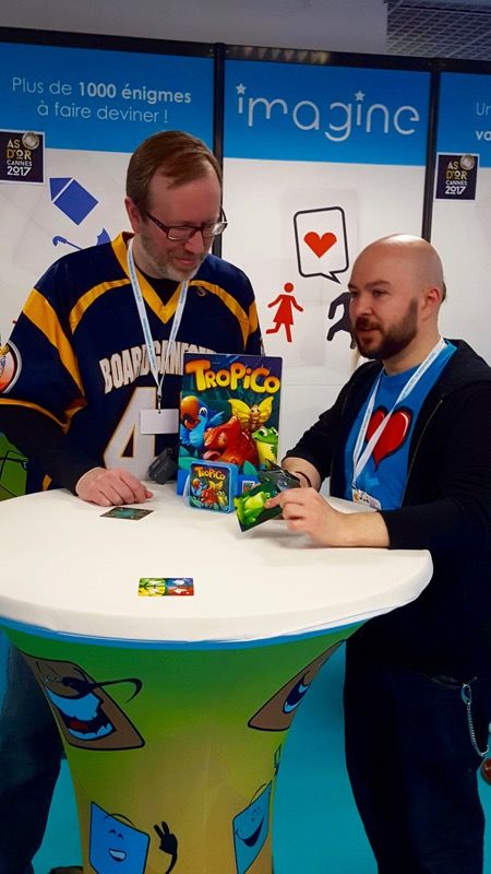 Tiens encore Eric martin qui tourne ses petites video pour BGG sur le stand de Cocktail Games avec le jeu Tropico que lui présente Miguel.