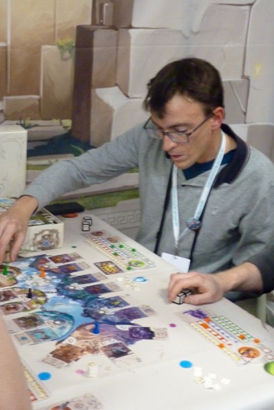 Ayant déjà joué, je laisse Nico se faire plaisir de nouveau avec Hannah et Benoit sur le proto bien avancé de Dice Forge le prochain Libellud. Quand une table se libère dans 15 mn faut pas réfléchir.