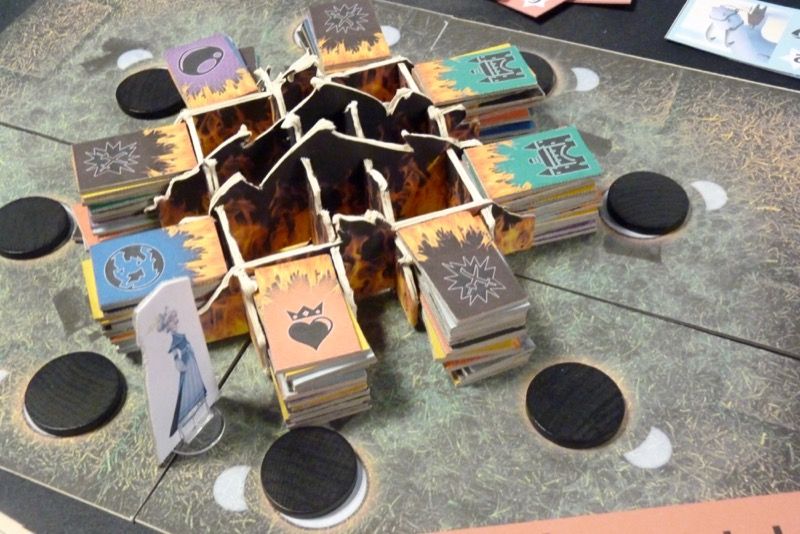 On retrouve les pions et l'empilement des tuiles présents sur autour de l'île de Jeju.