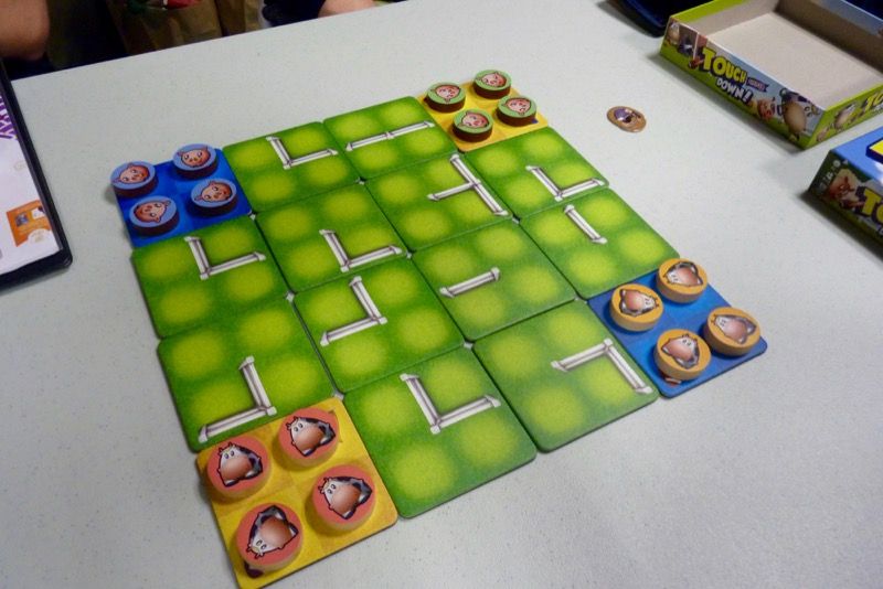 On joue ici un 2 contre 2 avec des animaux. Il s'agit d'amener ses 4 pions à l'opposé en diagonale sur le principe des dames chinoises.