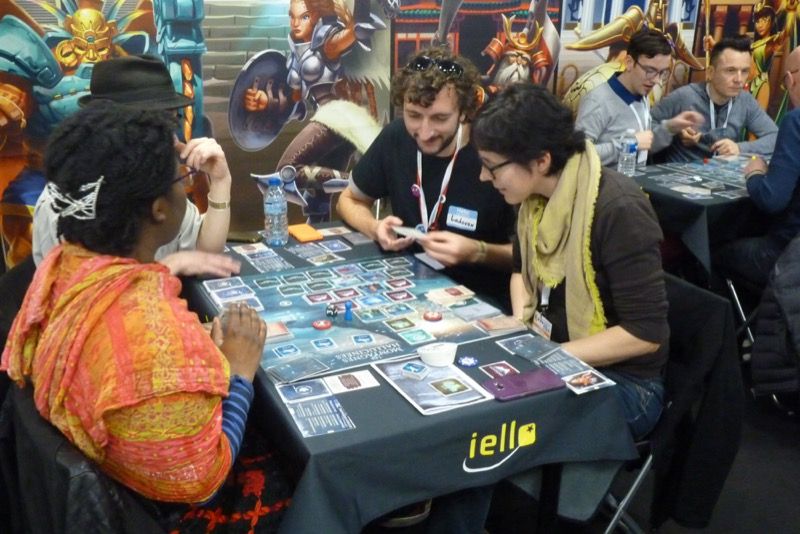 On laisse nos amis joueurs pour leur fin de partie et on se dirige avec Adrien chez Iello pour se trouver une table de Pyramids. On retrouve nos amis ludovoxiens qui s'essaient aux montagnes halluciné