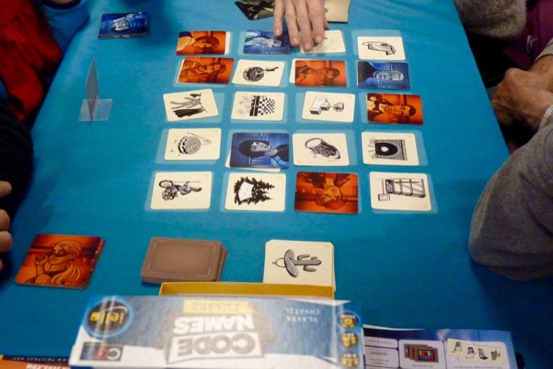 A côté, nous découvrons une table de CodeNames Images où les nous interrogeons les participants : certains adorent et nous dise le préférer à la version classique pendant que d'autres se sentent moins