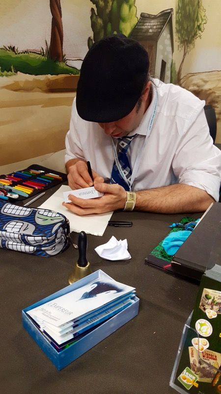 Bony en pleine dédicace de l'Empereur chez Opla... Et elle est pour quel Jedi la boiboite ?