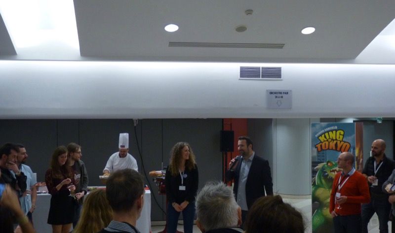 Patrice, le boss de Iello, remercie ses équipes et lance l'ouverture du buffet et du célèbre risotto crémeux aux asperges !!!