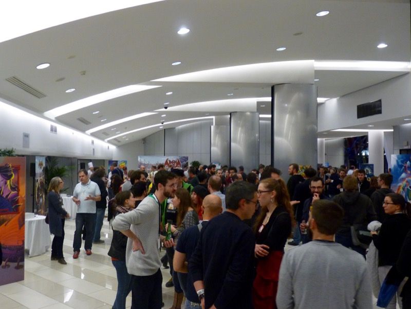 Beaucoup de salariés, de partenaires et d'amis participent à cette soirée.