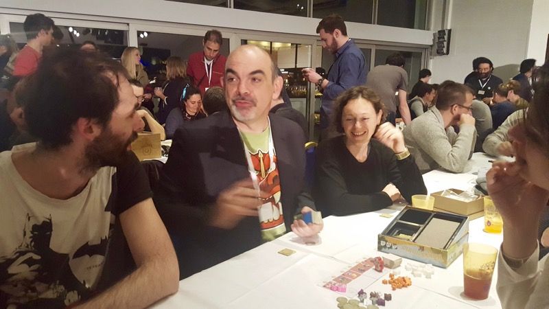 "Ça vous d'essayer l'extension QueenDomino à 6 joueurs". Alors on y va on mélange l'extension avec la boite de base. Ah Bah on n'a pas de boite, quelqu'un en a une ? OK je sors la mienne , vous avez c