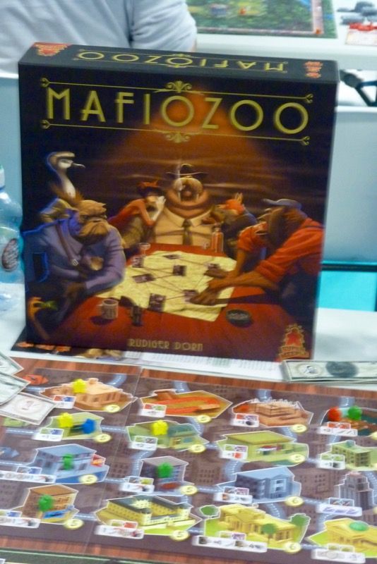 Oh ! Une table de Mafiozoo va bientôt se libérer, il était temps d'en trouver une depuis 2 jours qu'on en guettait une. On saute sur l'occasion