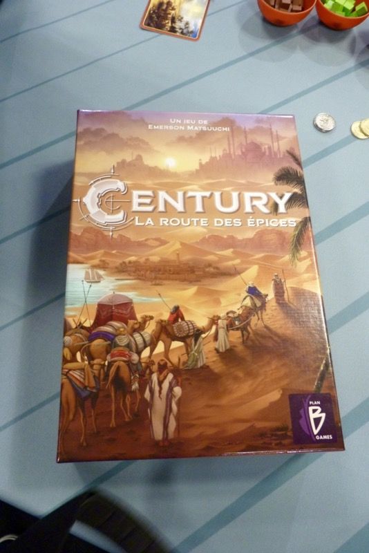 Nico et moi tournons un peu sur le salon pour se dégoter une table de jeu et à force d'insister on se retrouve sur la seule table de Century !