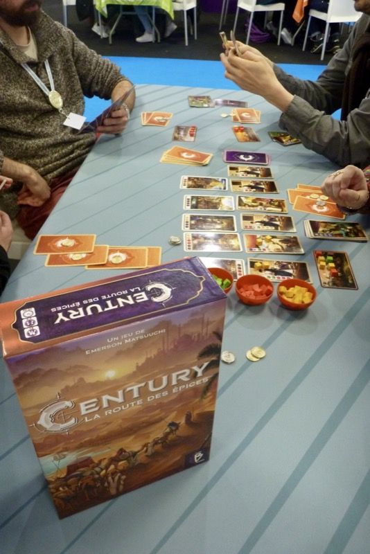  Une vue du matériel : des cubes de couleur (ressources) des coupes en plastique et des cartes.