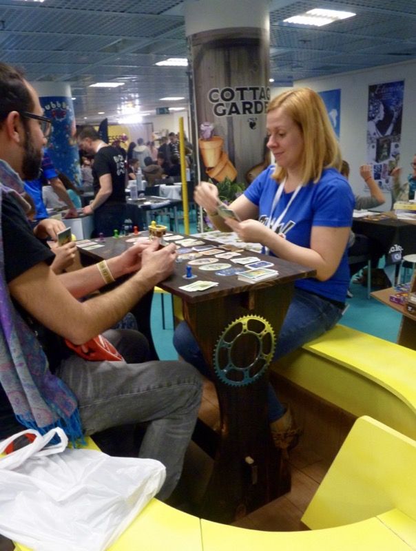 On se dirige vers la zone enfants/famille avec Nico et on passe devant chez Blâme ! Avec la version surdimensionnée de Celestia (ex Cloud 9). Les joueurs sont montés sur un aéronef pour jouer !