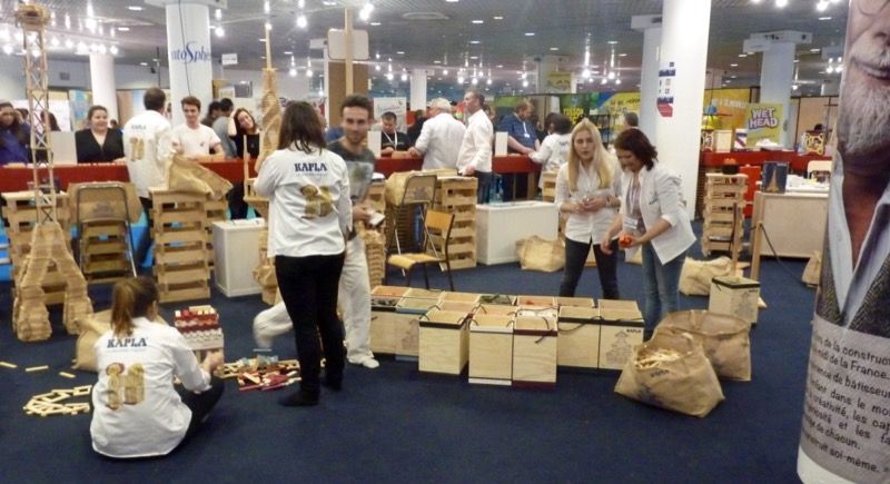 À l'étage dans la zone enfants/famille, sur le stand Kapla on commence à remballer. Ça sent la fin !!!