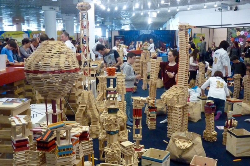 Pour vous donner un ordre d'idée du stand kapla, voici le même la veille dans l'après-midi en pleine activité...