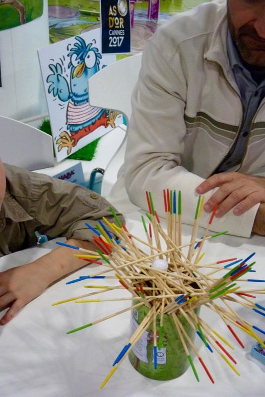 Ça joue en famille. Les 4 tables du stand sont prise d'assaut. On n'arrivera pas à jouer avec Nico. Et en plus le jeu est Sold Out, impossible de le trouver sur le salon !!!