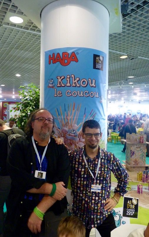 La photo du salon !!! On échange avec les catalans Josep M. Allué et Víktor Bautista i Rocales, les auteurs du jeu qui savourent encore leur victoire. 