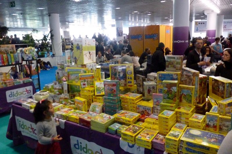 Le stand des petites boîtes jaunes... Bienvenue chez Haba !