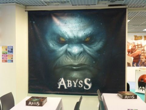 les tables d'Abyss attendent les joueurs