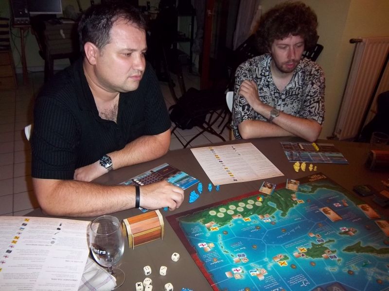 Lilajax et Thomas attentif. Lilajax tournait à la bière, nous à l'eau plate. On a évité le rhum, mais la prochaine fois....