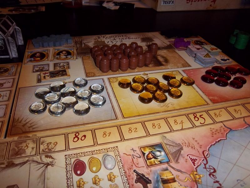 D"autres éléments du jeu...les tonneaux indiquent vos réserves de vivre (et donc vos capacité d'aller loin...ou pas). 