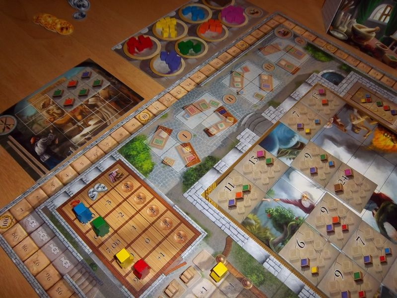 On aperçoit ici le plateau de la fresque murale, déjà bien retapée...