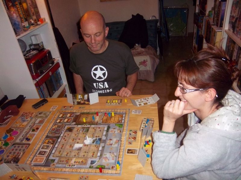 Mes deux adversaires sourient car je prends la photo au moment  où je suis passé momentanément en tête en début de partie. Ben quoi ? La gloire, c'est aussi une question d'instant, même éphémère...