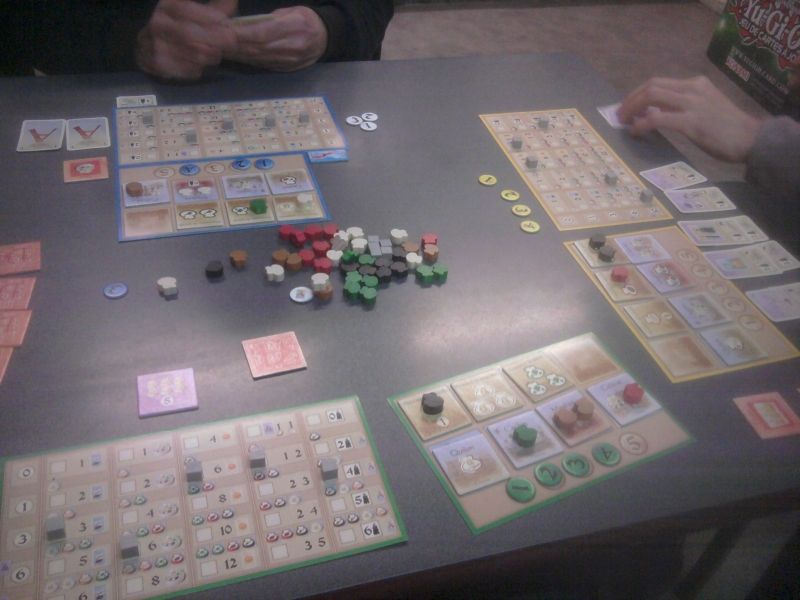 Situation finale des plateaux individuels. Sur la droite, on voit la ribambelle de cartes Expédition de Franck, alors que son marqueur de tech (5ème colonne) est tout en haut ... Un scandale !!