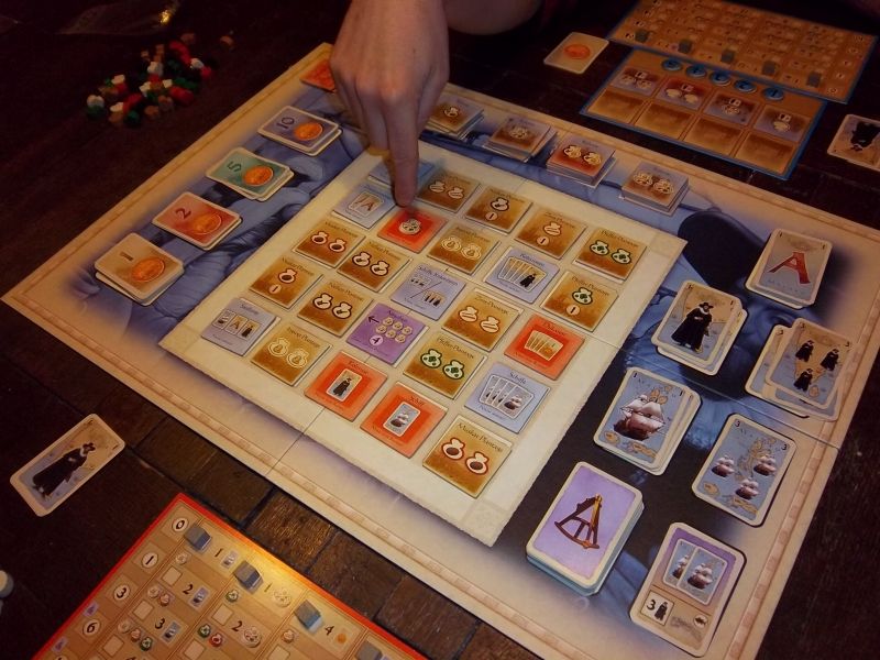 Le plateau en début de partie...Unkle nous remet rapidement en mémoire l'utilisation de certaines tuiles