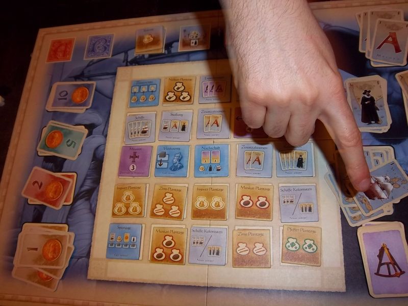 Le plateau avec les tuiles bleues...et l'index de Unkle, star des explications de tuiles ou de cartes...