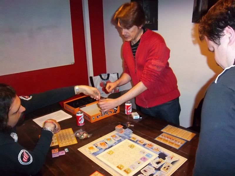 Le rangement...la boîte étant à Bloodyraoul, les connaisseurs seront surpris de constater qu'il a laissé le thermoformage noir d'origine...